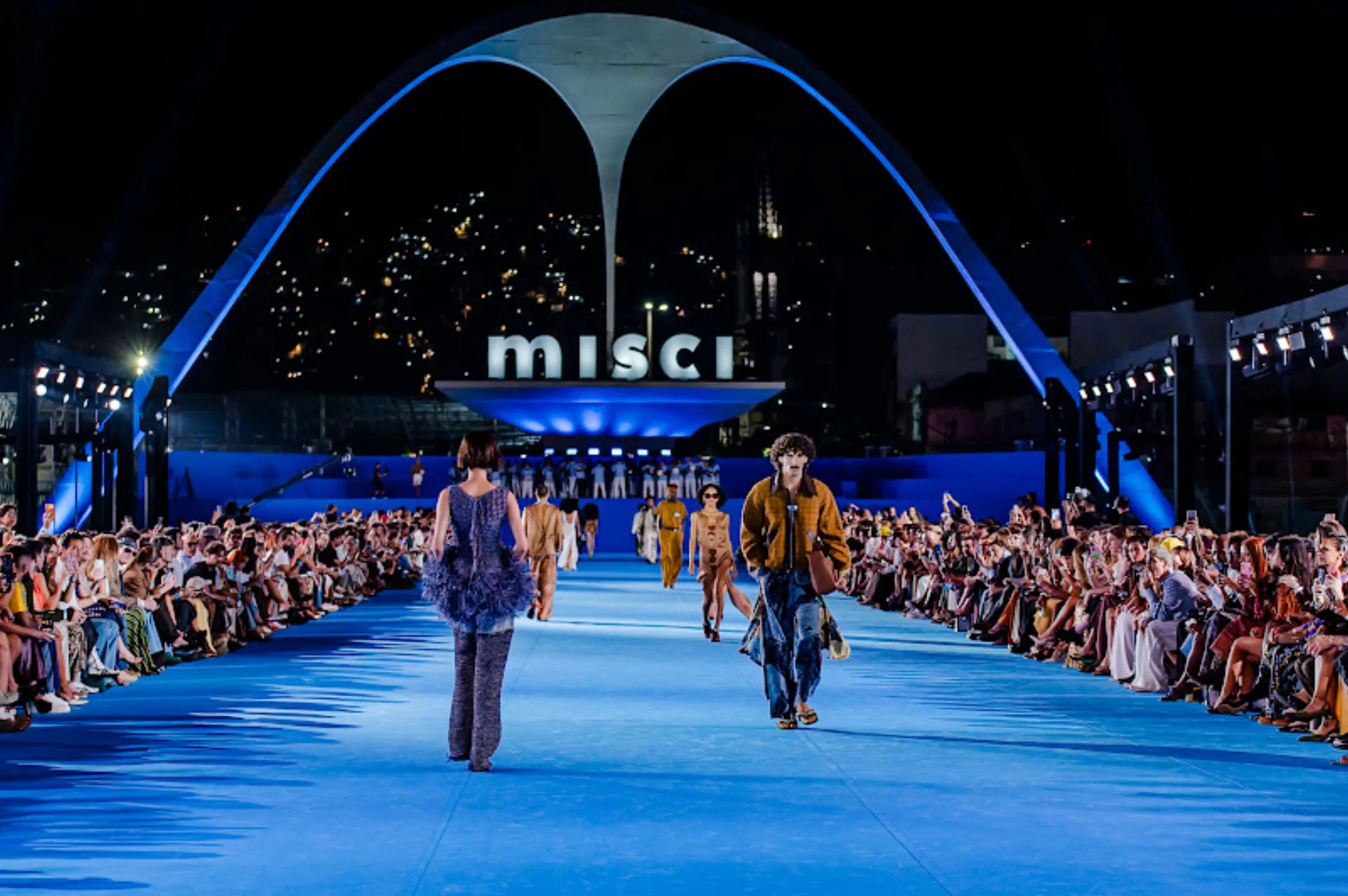Passarela aberta com público dos dois lados durante um evento de moda